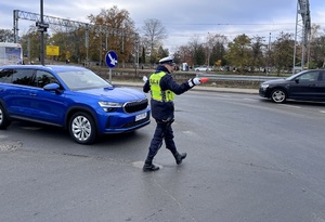 Policjanci w trakcie działań na drodze