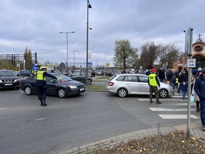 Policjanci w trakcie działań na drodze