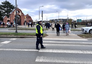 Policjanci w trakcie działań na drodze