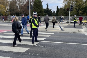 Policjanci w trakcie działań na drodze