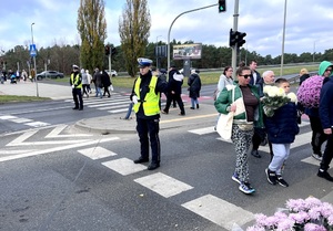 Policjanci w trakcie działań na drodze