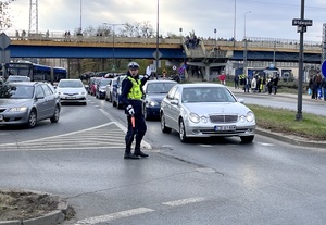 Policjanci w trakcie działań na drodze