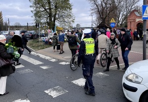 Policjanci w trakcie działań na drodze