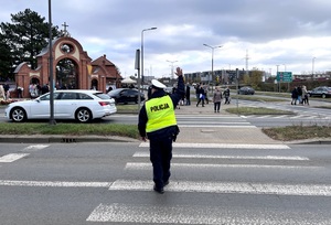 Policjanci w trakcie działań na drodze