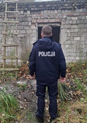 Policjanci podczas kontroli miejsc, w których przebywają osoby będące w kryzysie bezdomności.