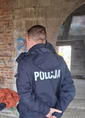 Policjanci podczas kontroli miejsc, w których przebywają osoby będące w kryzysie bezdomności.