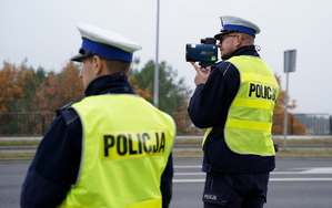 Policjanci podczas działań na drodze