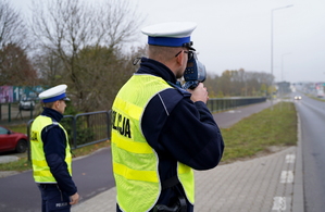 Policjanci podczas działań na drodze