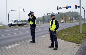 Policjanci podczas działań na drodze