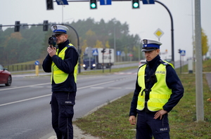 Policjanci podczas działań na drodze