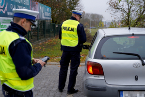 Policjanci podczas działań na drodze