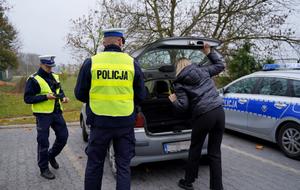 Policjanci podczas działań na drodze