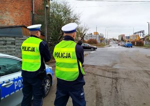 Policjanci w trakcie działań w rejonie torowiska