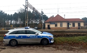 Policjanci w trakcie działań na dworcu kolejowym w Trzcińcu