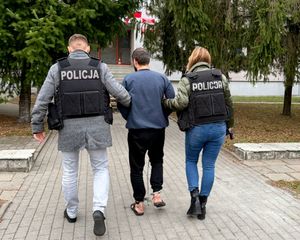 Policjanci prowadzący osobę zatrzymaną