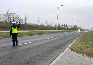 Policjant ruchu drogowego w trakcie działań na drodze