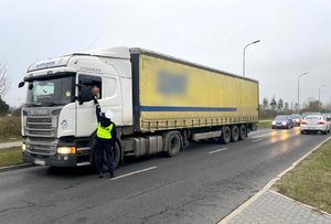 Policjant ruchu drogowego w trakcie działań na drodze