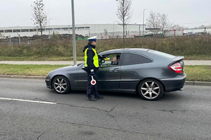 Policjant ruchu drogowego w trakcie działań na drodze