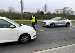 Policjant ruchu drogowego w trakcie działań na drodze