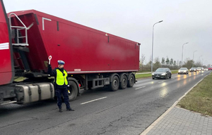 Policjant ruchu drogowego w trakcie działań na drodze