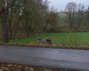 auto leżące w polu