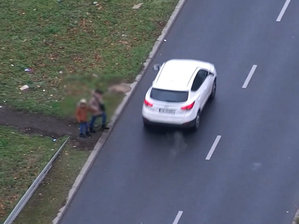 Piesi podczas przechodzenia w miejscu niedozwolonym.