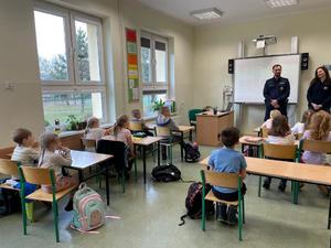 policjanci i uczniowie podczas zajęć w klasie szkolnej