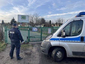 Policjant podczas sprawdzania miejsc przebywania osób bezdomnych.