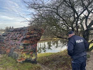 Policjant podczas sprawdzania miejsc przebywania osób bezdomnych.