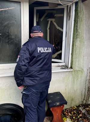 Policjant podczas sprawdzania miejsc przebywania osób bezdomnych.