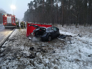 widok na rozbite pojazdy w wyniku wypadku