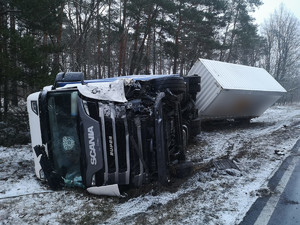 widok na rozbite pojazdy w wyniku wypadku