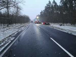 widok na rozbite pojazdy w wyniku wypadku