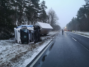 widok na rozbite pojazdy w wyniku wypadku