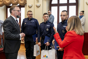 Uczestnicy podczas wręczania podziękowań.