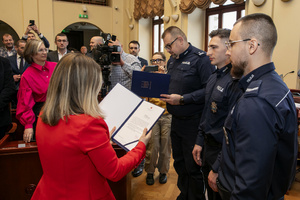 Uczestnicy podczas wręczania podziękowań.