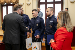 Uczestnicy podczas wręczania podziękowań.