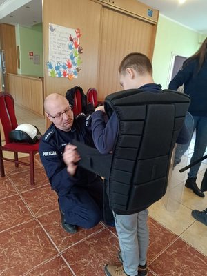 Policjanci podczas spotkania z dziećmi