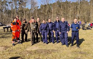 Policjanci podczas akcji sprzątania świata
