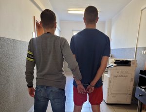 Policjant z osoba zatrzymaną