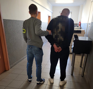 Policjant z osobą zatrzymaną
