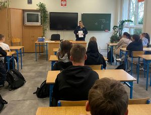 Policjantka i uczniowie podczas zajęć.