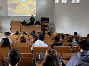 Studenci oraz policjanci podczas wykładu.