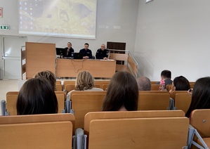 Studenci oraz policjanci podczas wykładu.