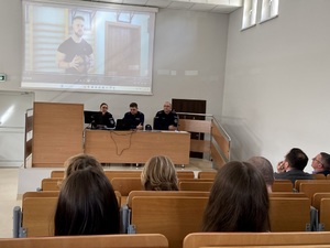 Studenci oraz policjanci podczas wykładu.