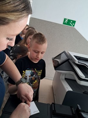 dzieci i policjantka podczas wizyty
