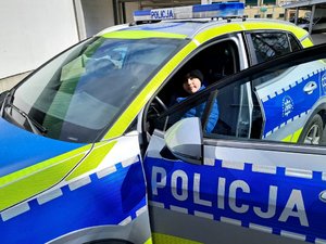 dzieci i policjantka podczas wizyty
