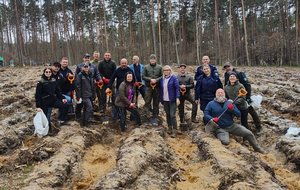 Policjanci podczas sadzenia lasu