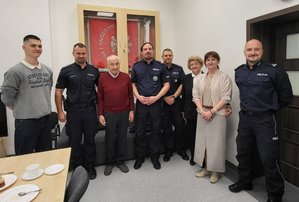 Spotkanie Pierwszego Zastępcy Komendanta Miejskiego Policji w Bydgoszczy z policjantami oraz uratowanym Seniorem wraz z rodziną