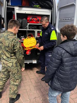 uczestnicy i policjanci podczas dni otwartych w szkole